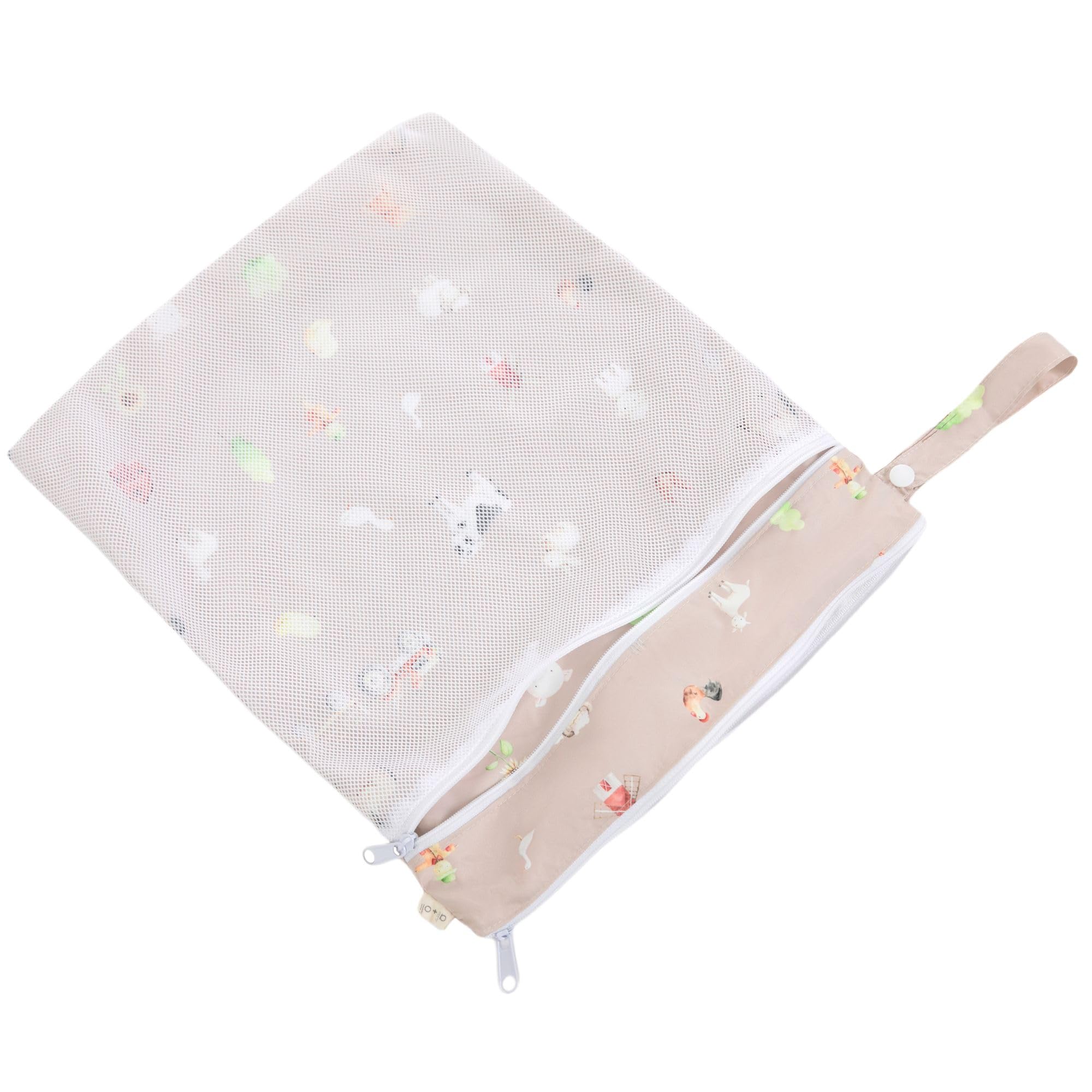 Ali+Oli wet-dry bag washable material ensures easy cleaning after trips