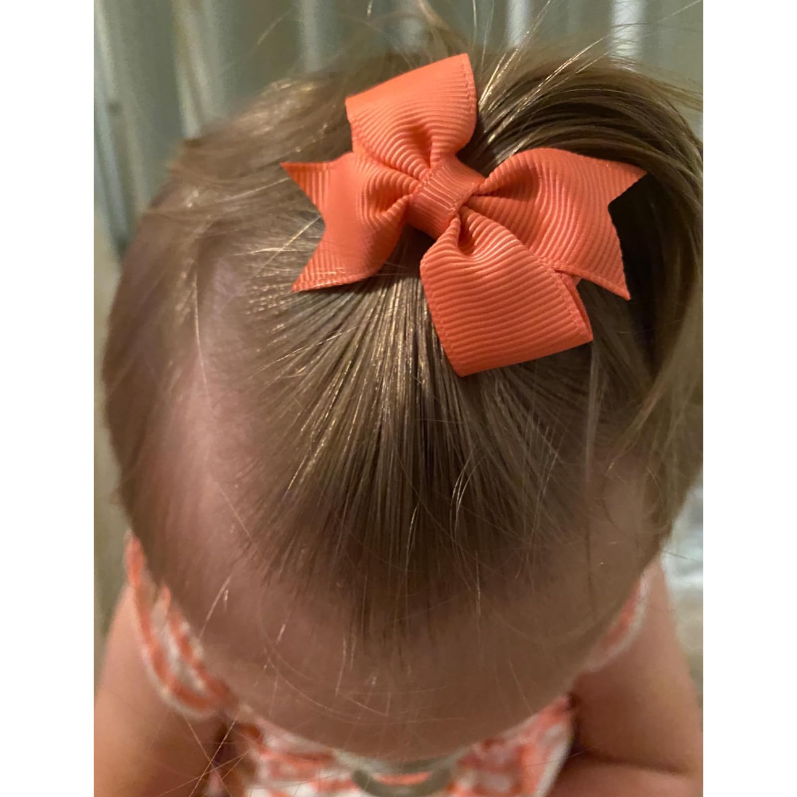 ALinmo no-slip clip demonstrates secure grip for thick and thin hair