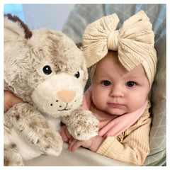 ALinmo newborn headband on baby demonstrates gentle nylon stretch for soft daily wear