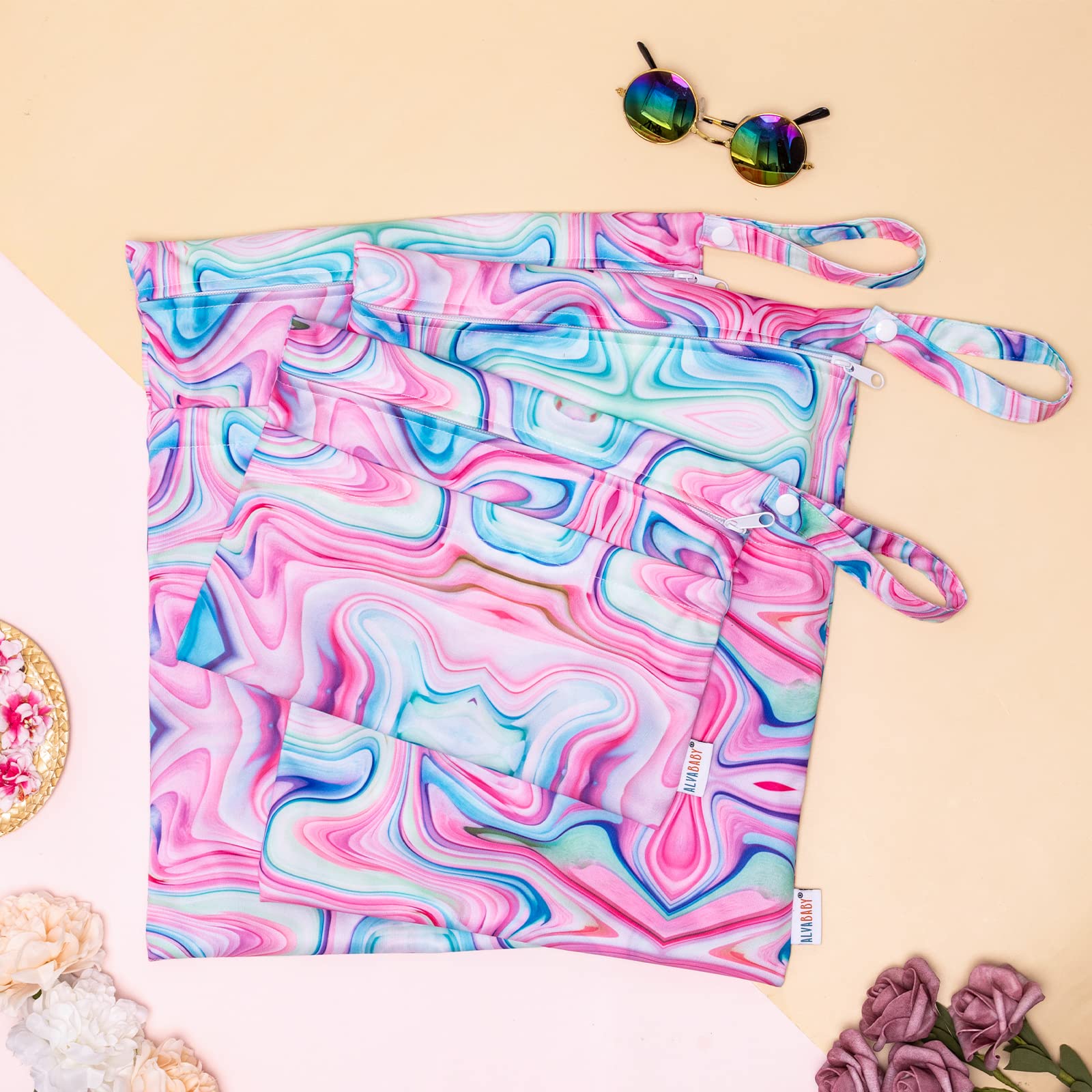 ALVABABY travel-organizer bags ideal for cosmetics and clothes.