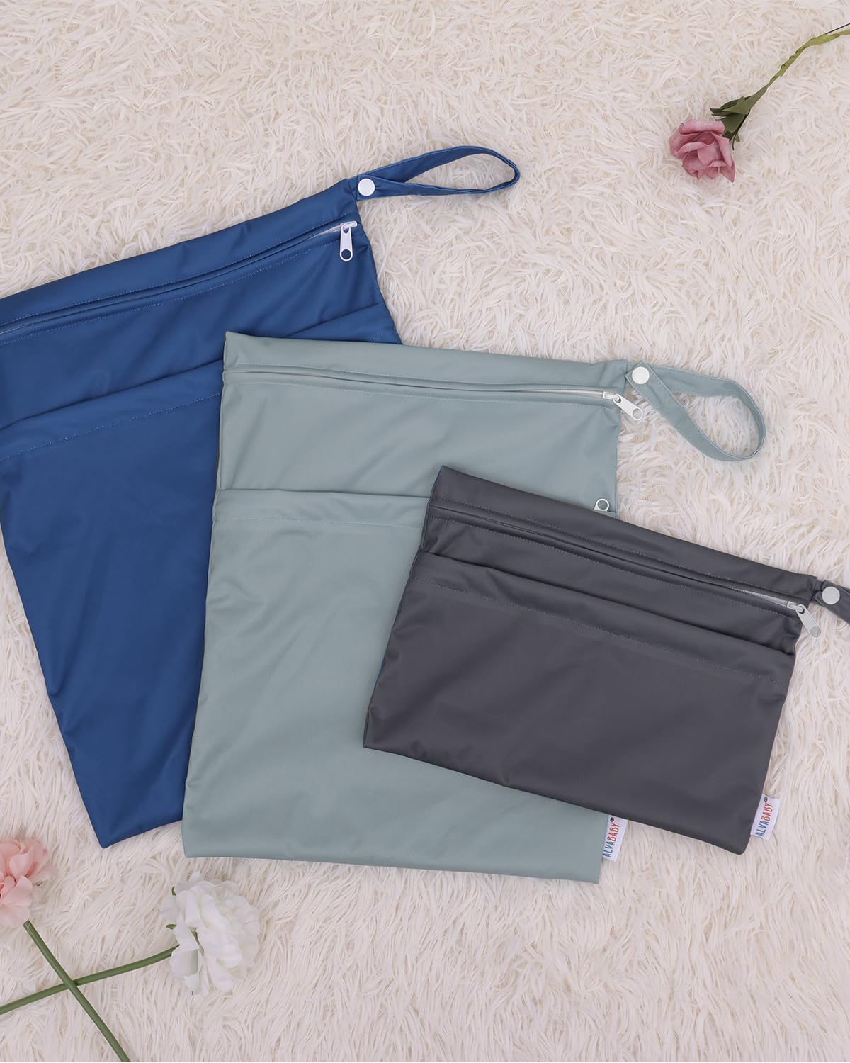 ALVABABY-lightweight-bag weighs under 50g with a handle.