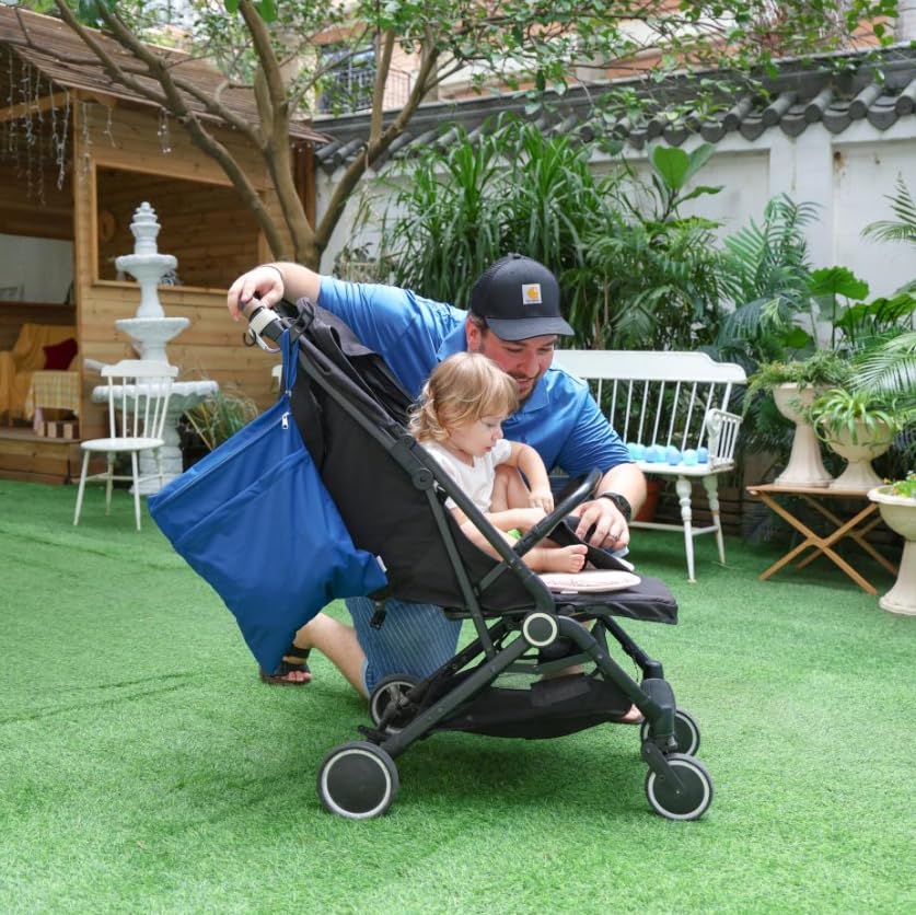 ALVABABY-two-compartments ensure dry items stay separate from wet.