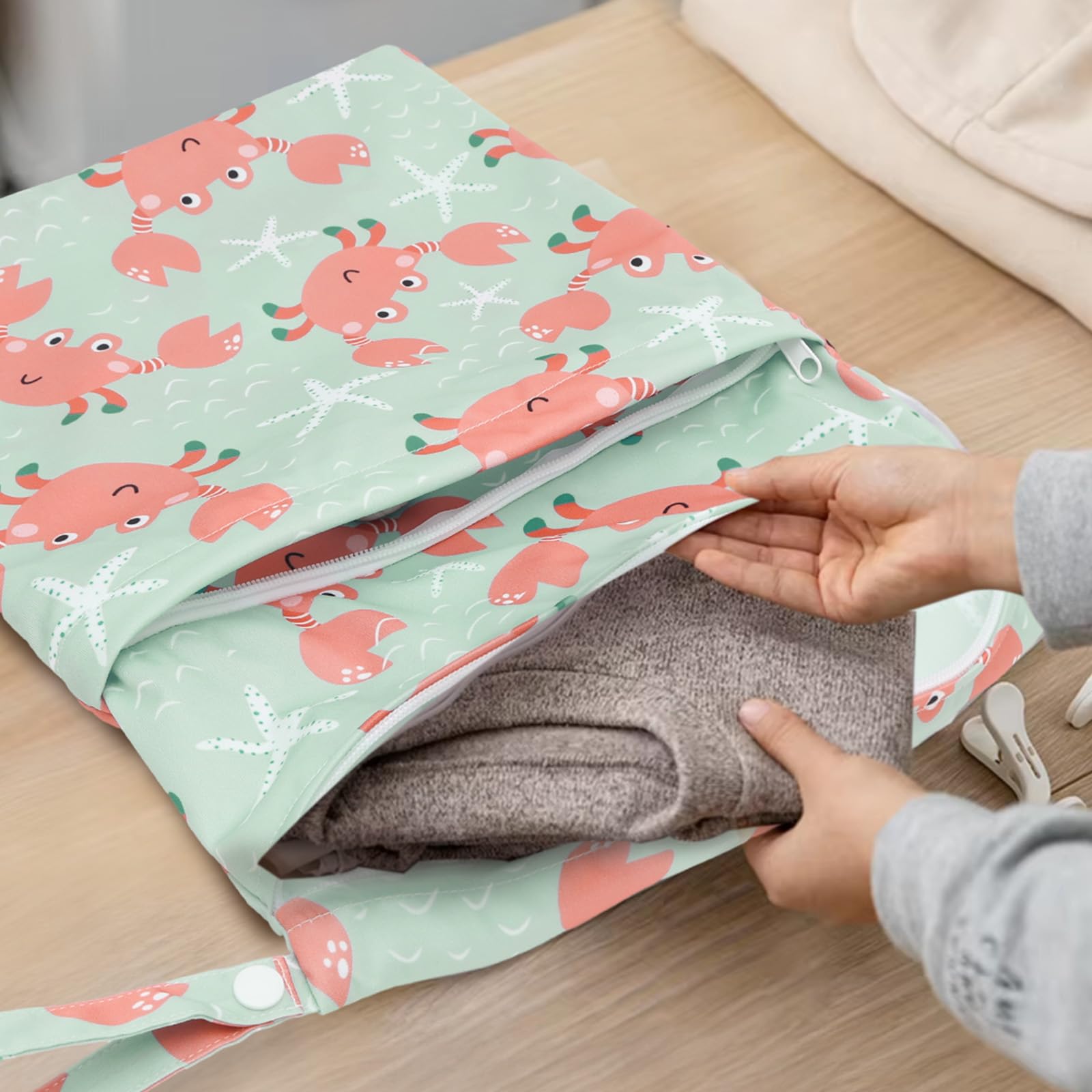 ALVABABY wet/dry bag lightweight-material; eco-conscious choice for everyday use.