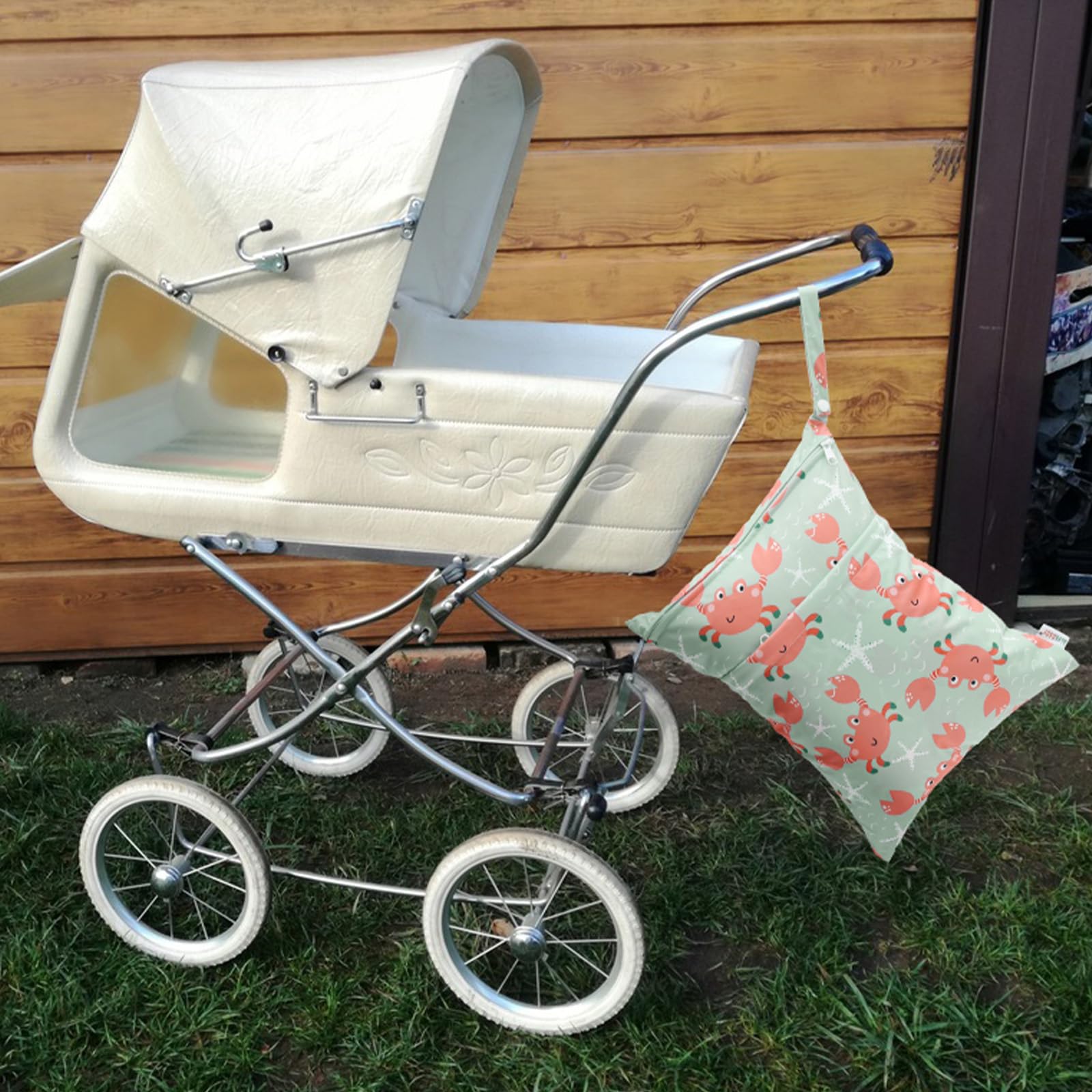 ALVABABY wet/dry bag travel-use scene; ideal for trips to pool or gym.