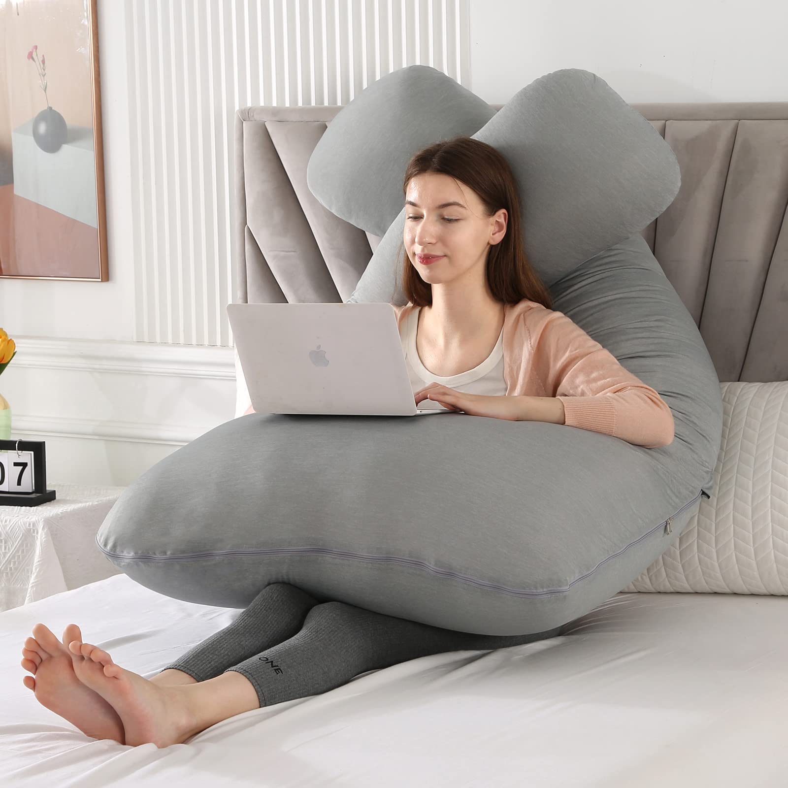 Amagoing pillow supports pregnant women with comfort and spine alignment