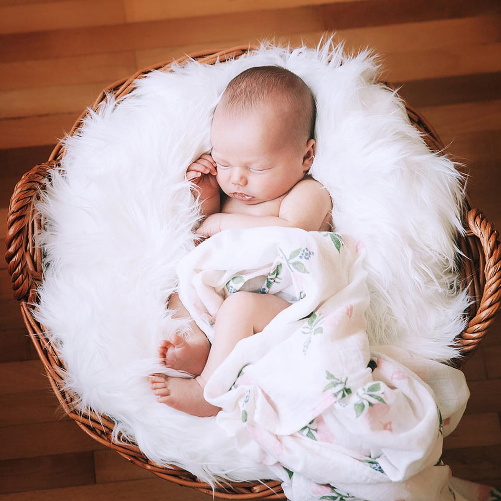 Amosfun faux fur display prop enhances decorative photography