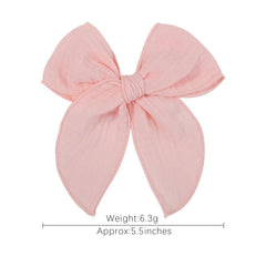 AMYDECOR alligator clip closure close-up demonstrates sturdy attachment.