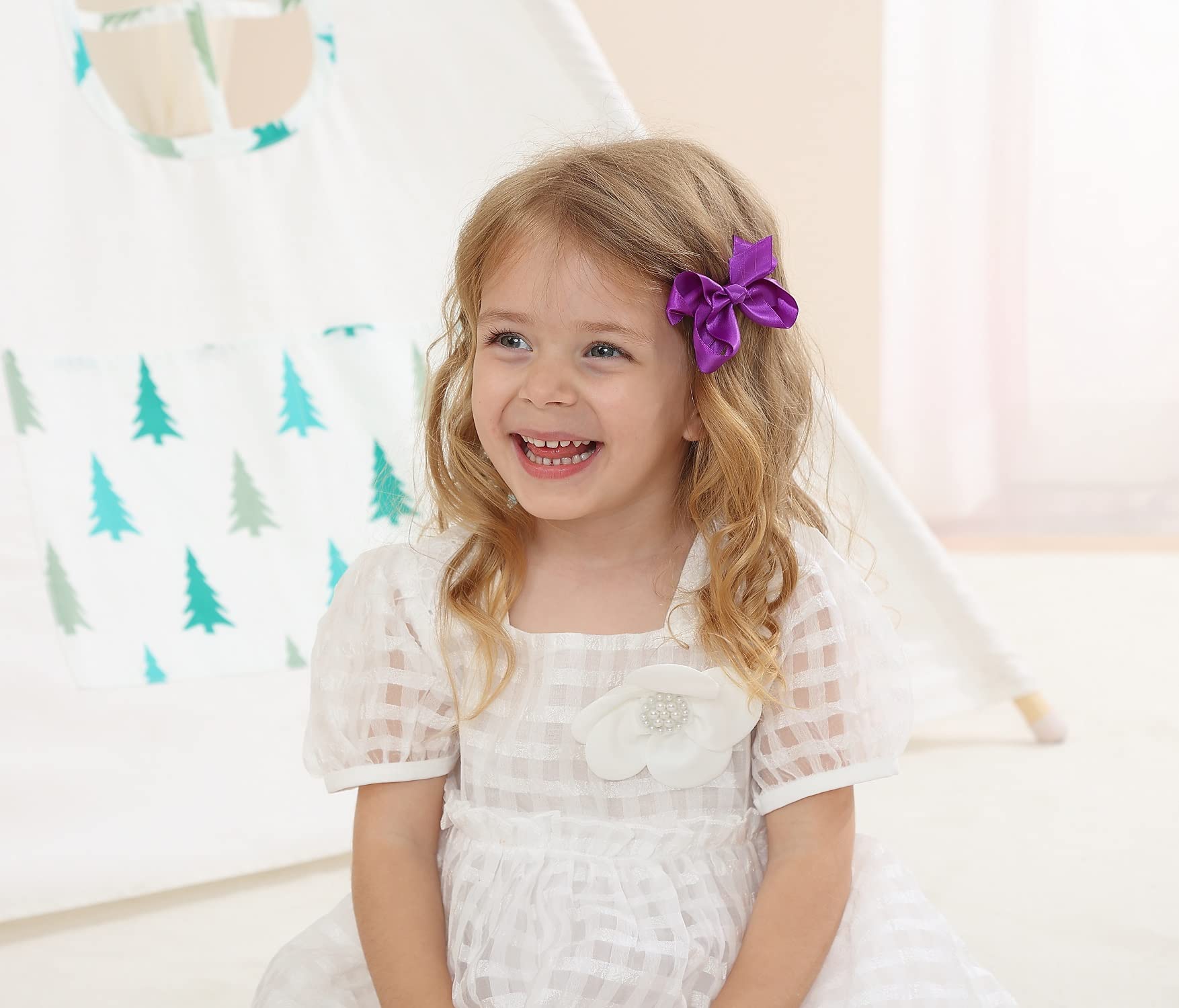 AMYDECOR alligator clip detail with smooth teeth keeps bows secure all day.