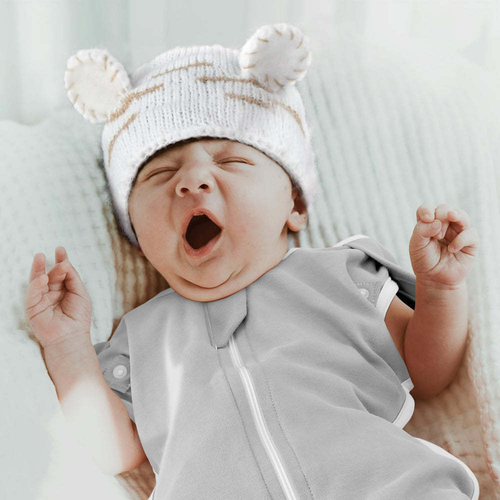 ANYEDDE 2-way-zip feature image demonstrates quick diaper access while baby stays covered.