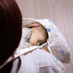 ANYEDDE nursing cover with adjustable straps for secure, comfortable fit.