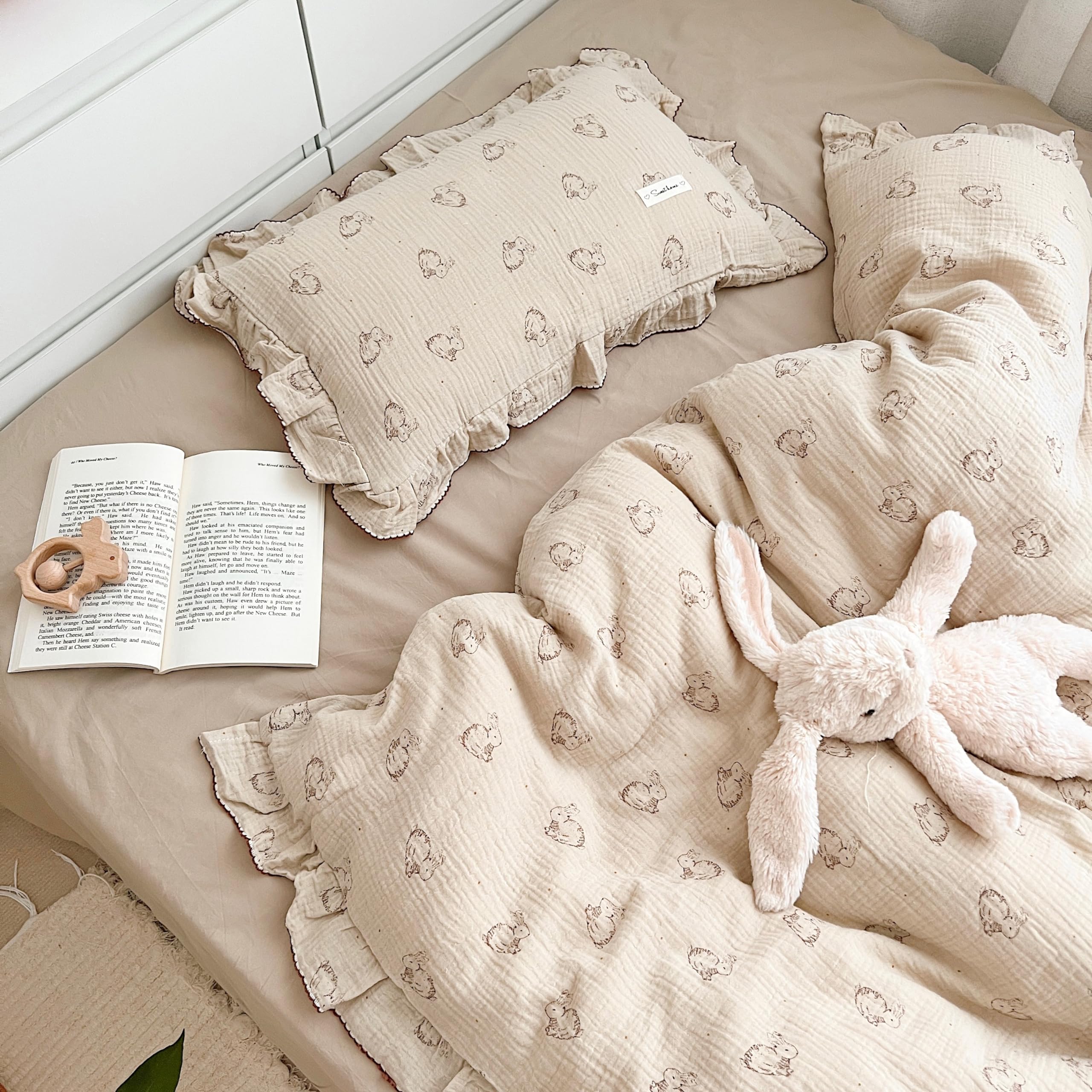 AOJIM Cute Rabbit pillowcase pattern close-up highlights gentle ruffle edging for nursery decor.