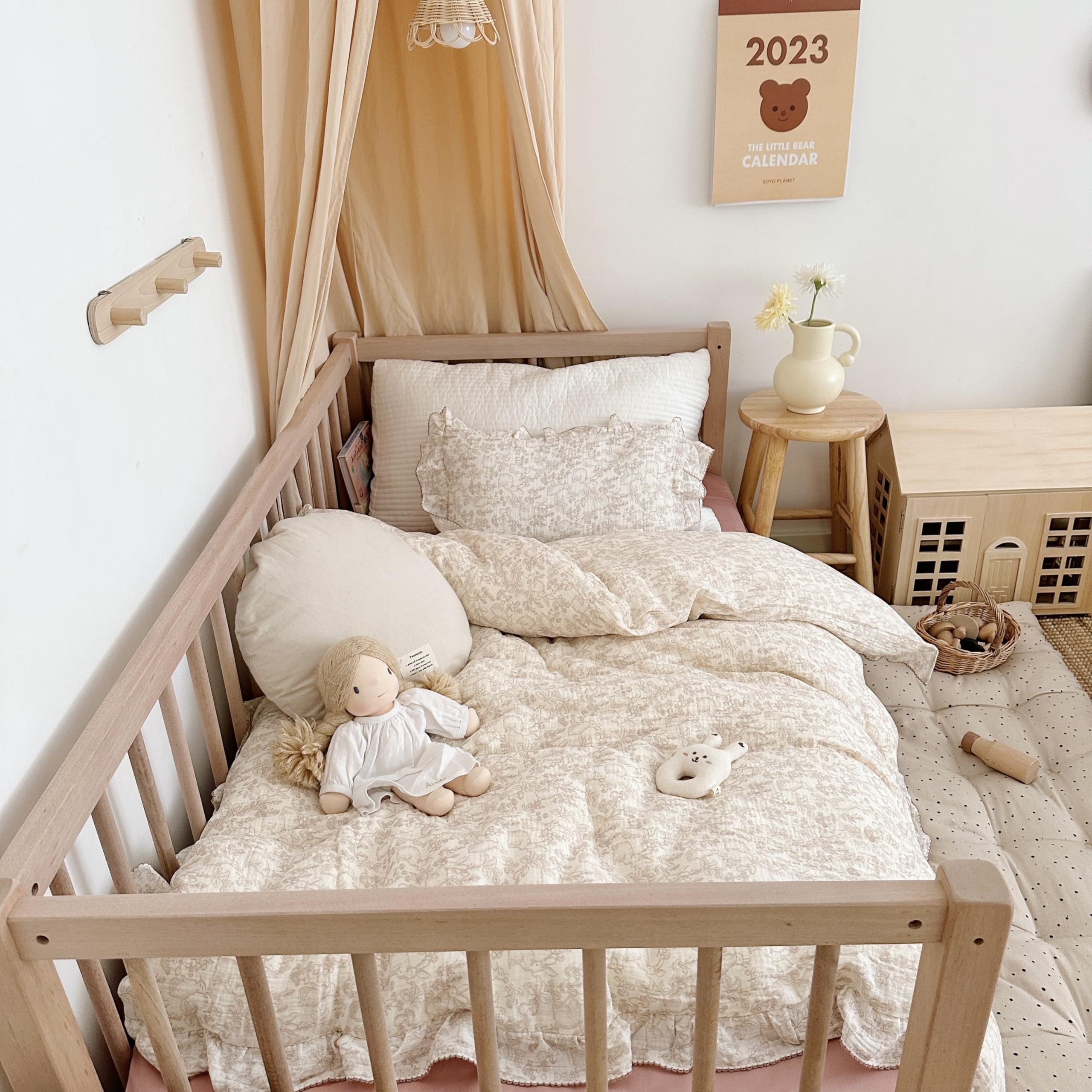 AOJIM forest-pattern duvet cover with ruffled edge offers gentle charm.
