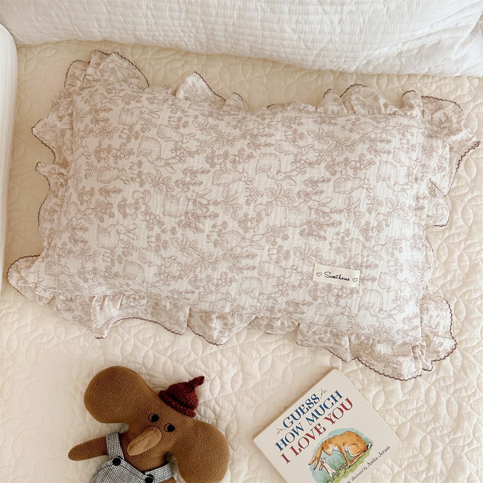 AOJIM forest-pattern pillowcase highlights forest design and breathable muslin fabric.