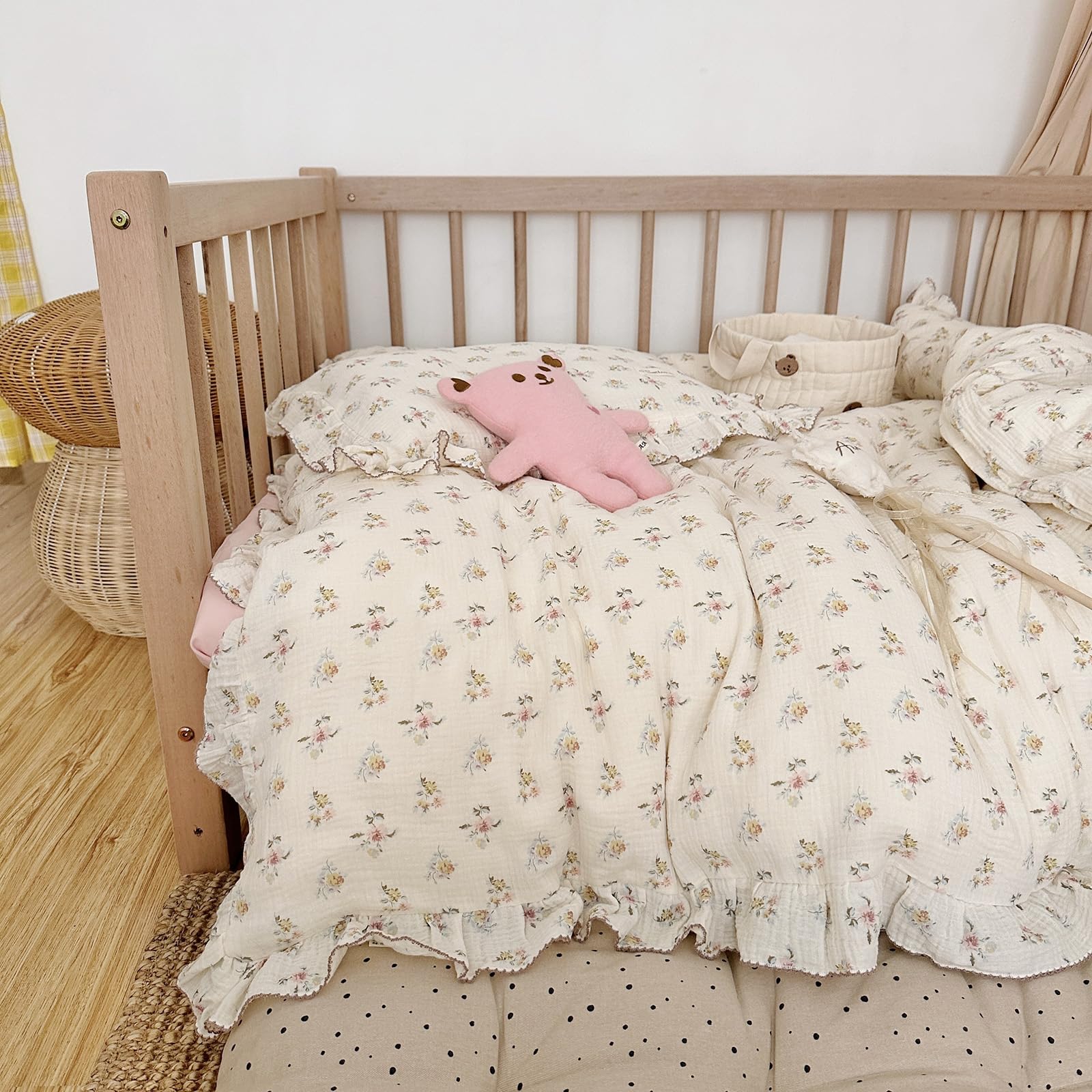 AOJIM two-layer muslin fabric provides breathable comfort for naps and travel.