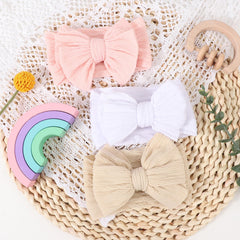 AQOKKA photo-prop headband adds charm to family portraits.