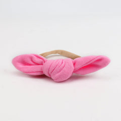 AQOKKA baby headband with bow detail – gentle comfort and adorable photo-ready style.