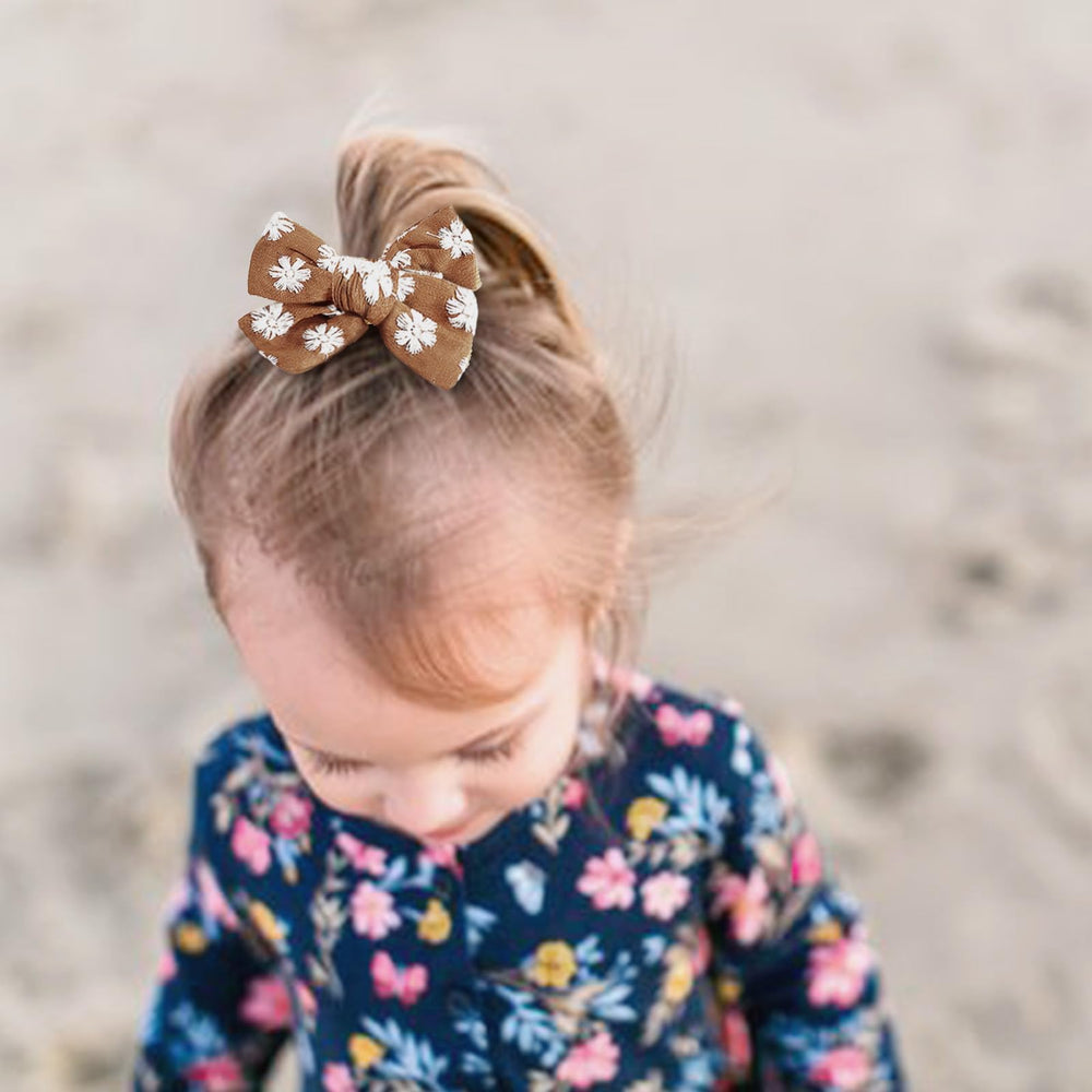 AQOKKA mint green headband keeps hairstyles neat and photo-ready.