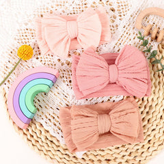 AQOKKA photoshoot headband adds charm to family portraits