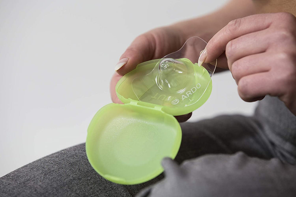 ARDO Tulips Nipple Shields Swiss-made label highlights premium, BPA-free, soft design.