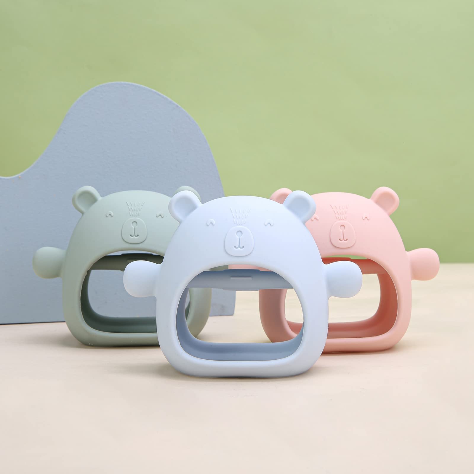 AULEGE teether with open design for easy cleaning after use.