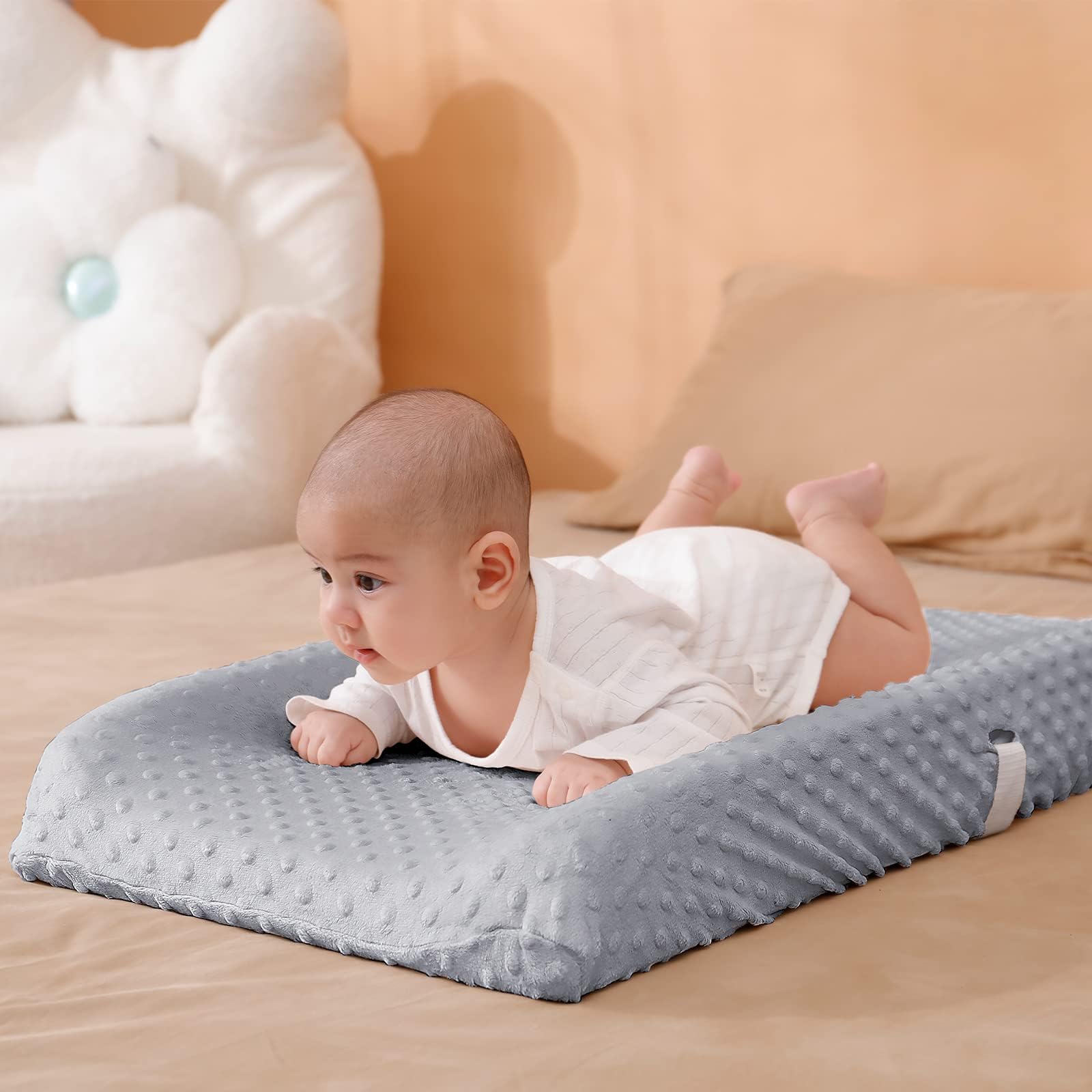 Aullar machine-washable changing pad cover is easy to clean and durable.