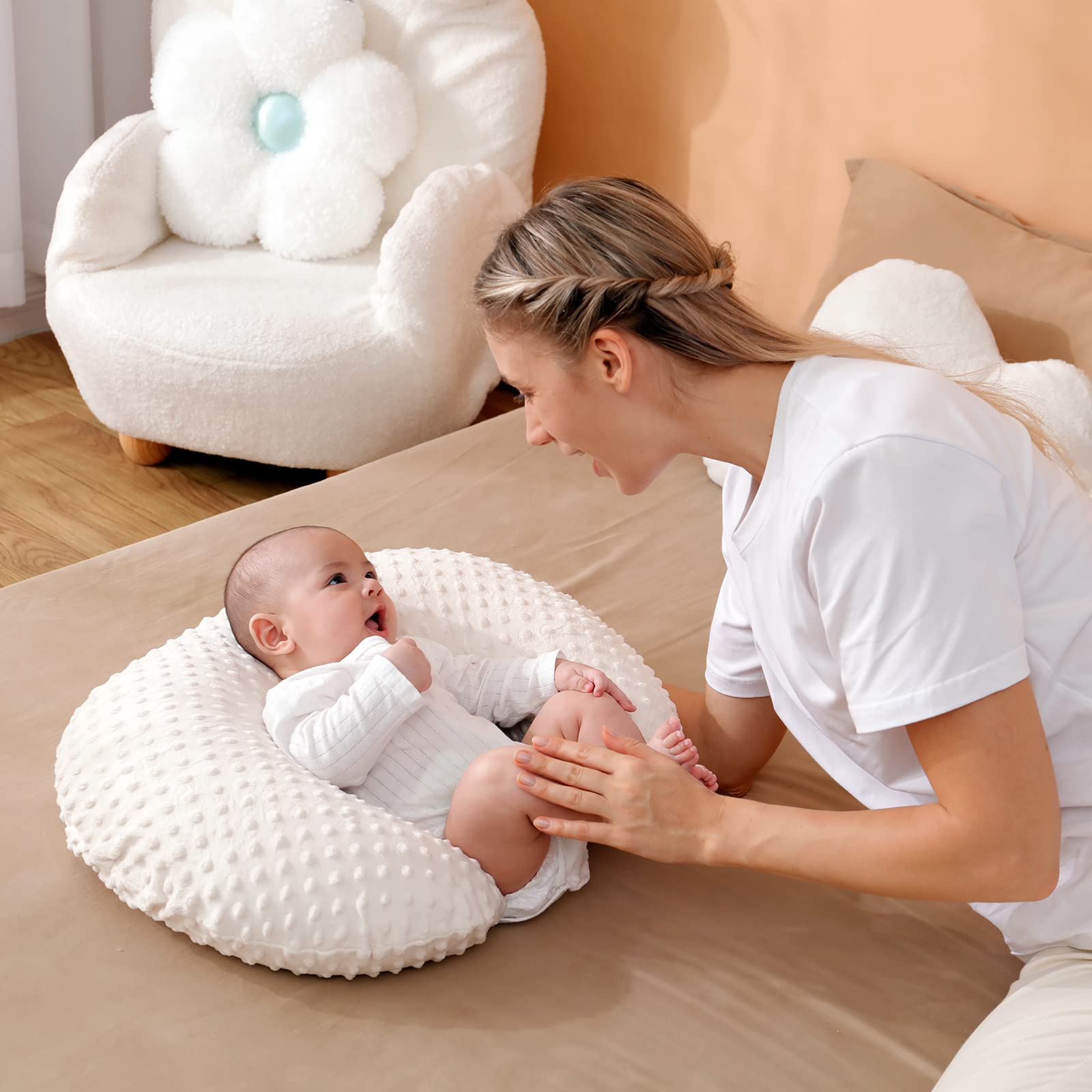 Aullar Nursing Pillow beige side view demonstrates stable baby propping