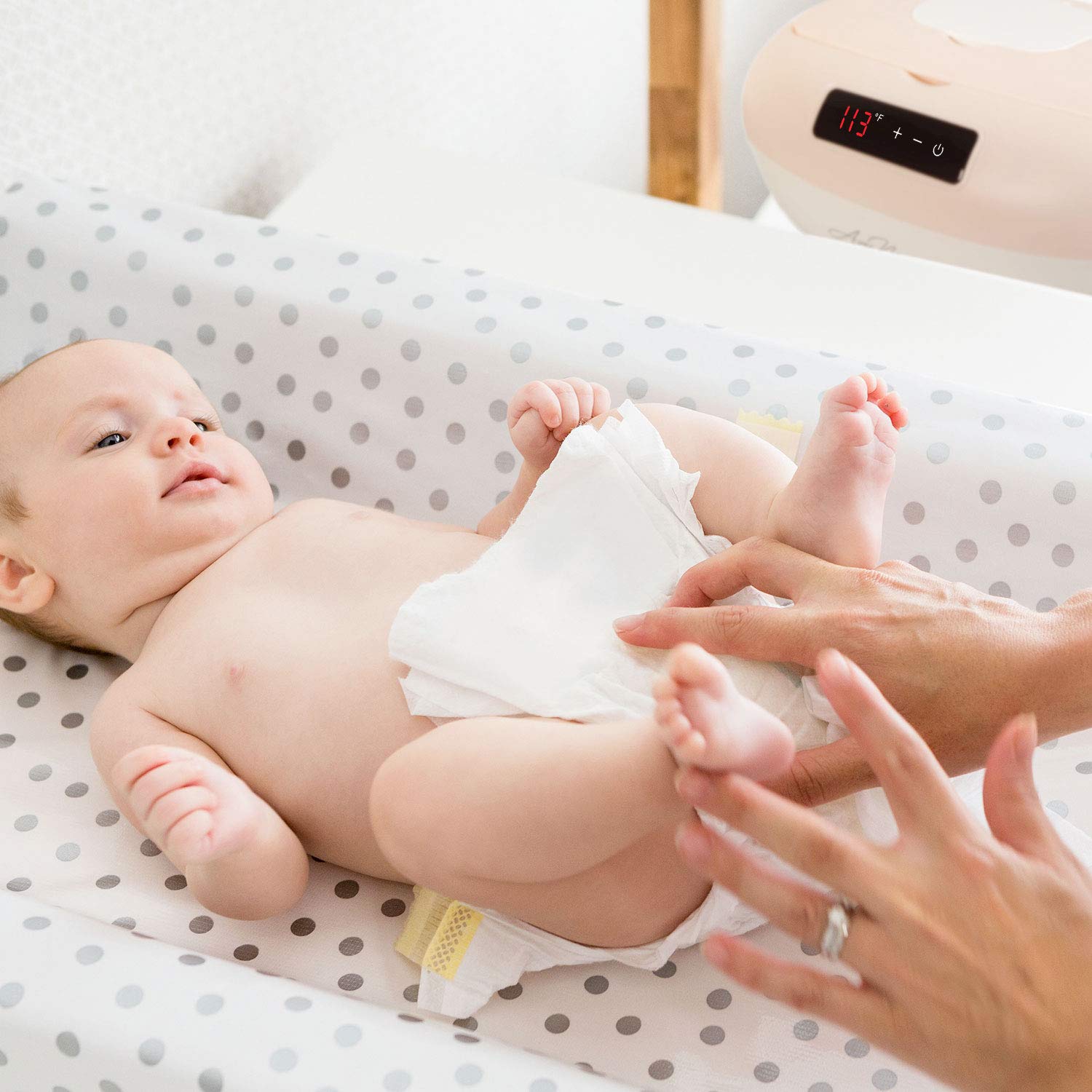 Avec Maman La Caresse wipe warmer top-heating delivers quick warmth during changes
