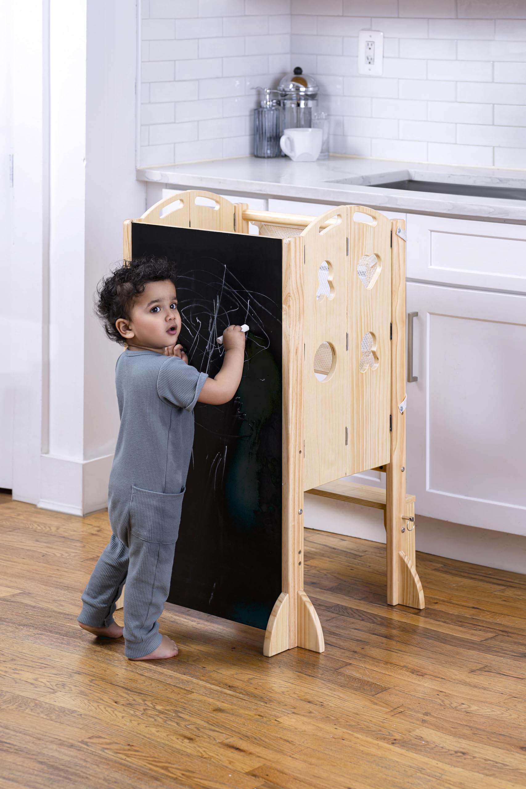 Avenlur Laurel sturdy frame ensures stable kitchen tasks for children
