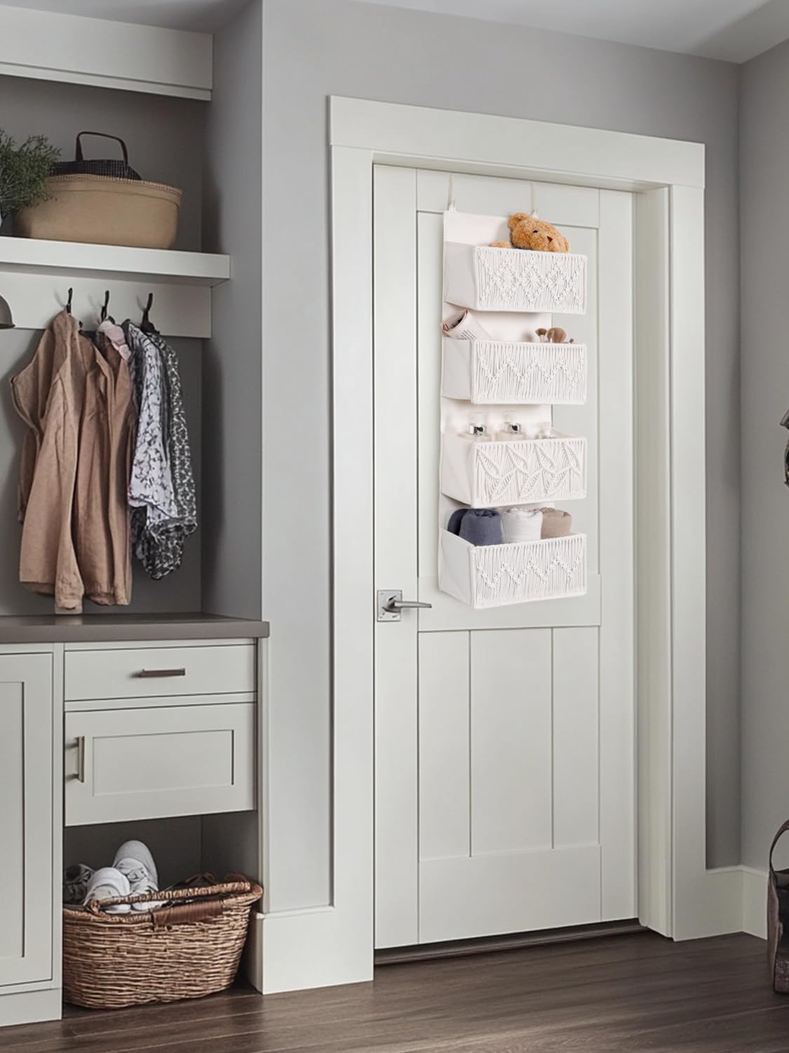 Avidanza multi-pocket door organizer ideal for nursery, bathroom, and bedroom storage needs.