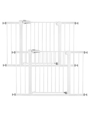 BABELIO baby gate walk-through door demonstrates one-handed operation for busy parents.