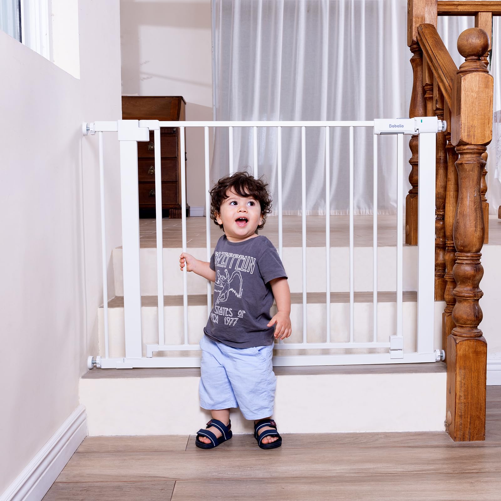 BABELIO baby gate wide walk-through enables easy passage with child or stroller.