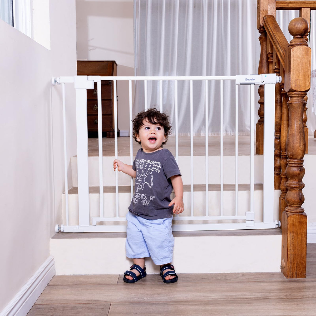 BABELIO baby gate wide walk-through enables easy passage with child or stroller.