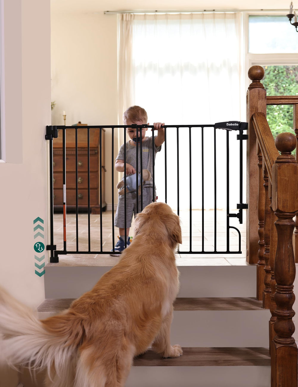 BABELIO gate front view shows no bottom bar for safer passage