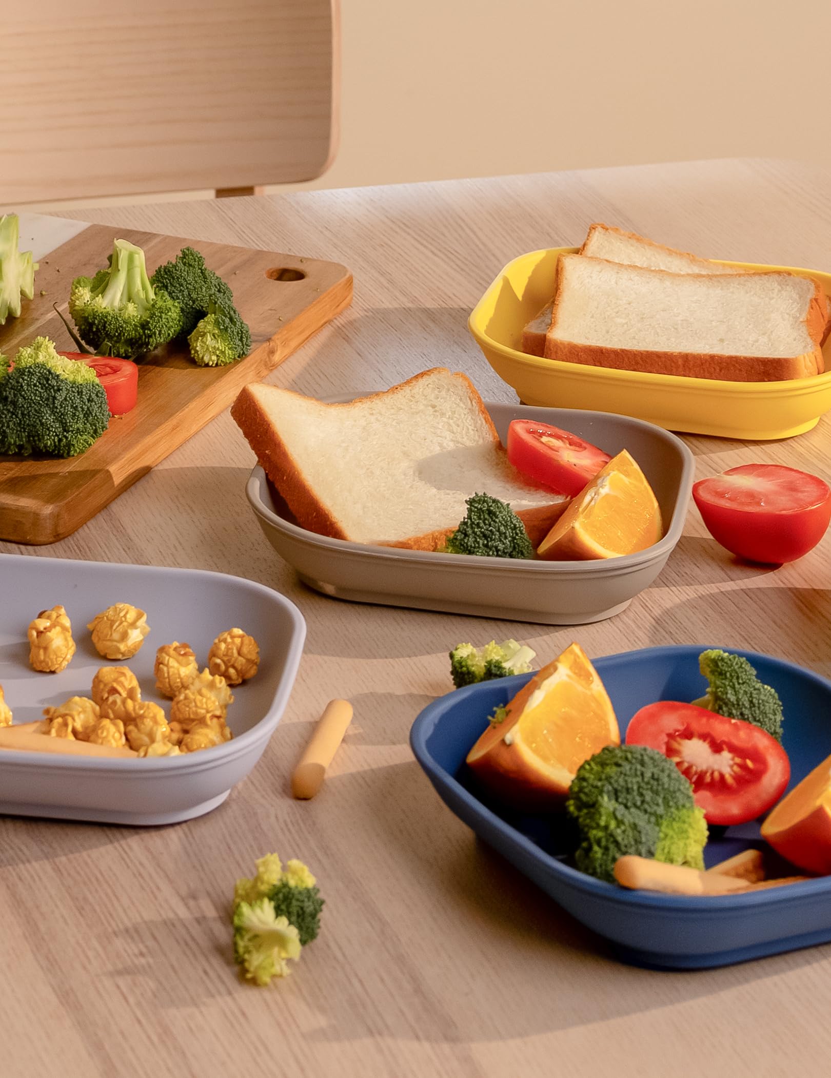 BABELIO non-divided plate design supports mixing foods for balanced meals.