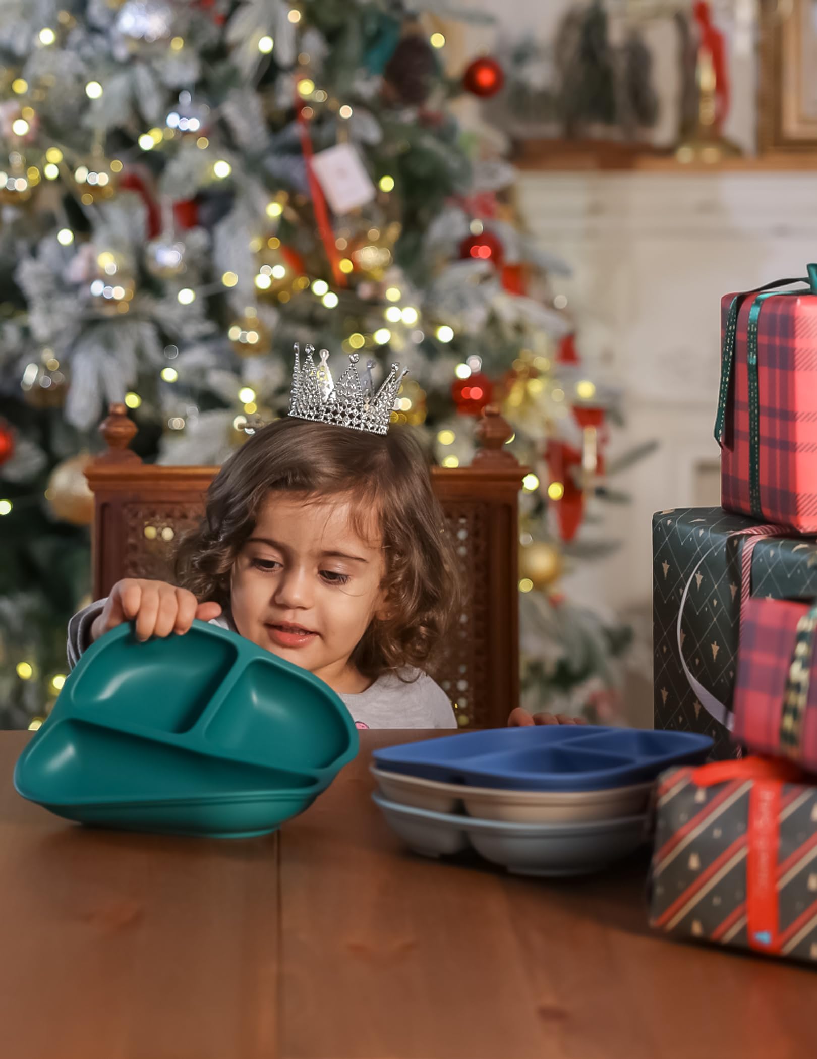 BABELIO Powerful Suction Plates stackable set shown for compact storage.
