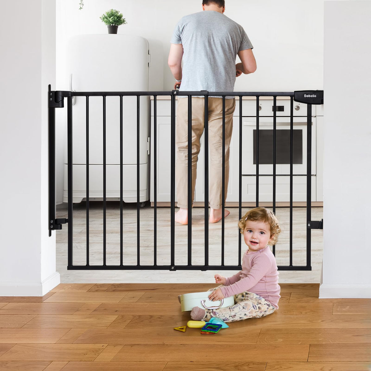 BABELIO stair gate width extended for wide openings, safe passage.