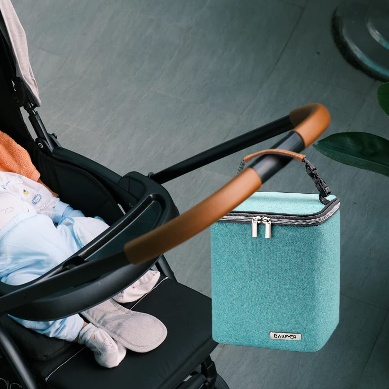 Babeyer cooler bag doubles as a lunch bag for snacks on the go.