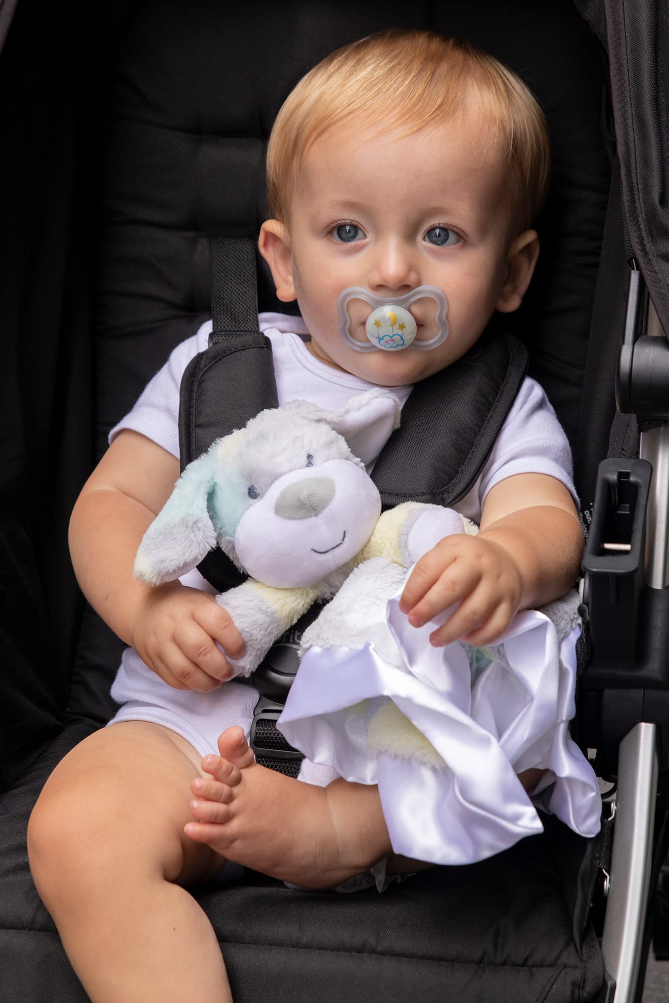 Reversible printed design: two looks in one Baby Essentials snuggler