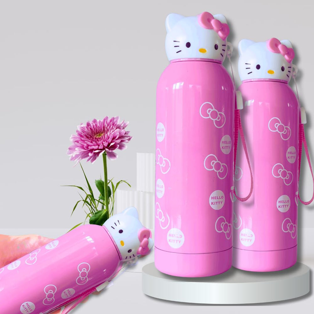 Baby In Love Basket Hello Kitty pink insulated bottle close-up demonstrates 6-12h heat preservation.