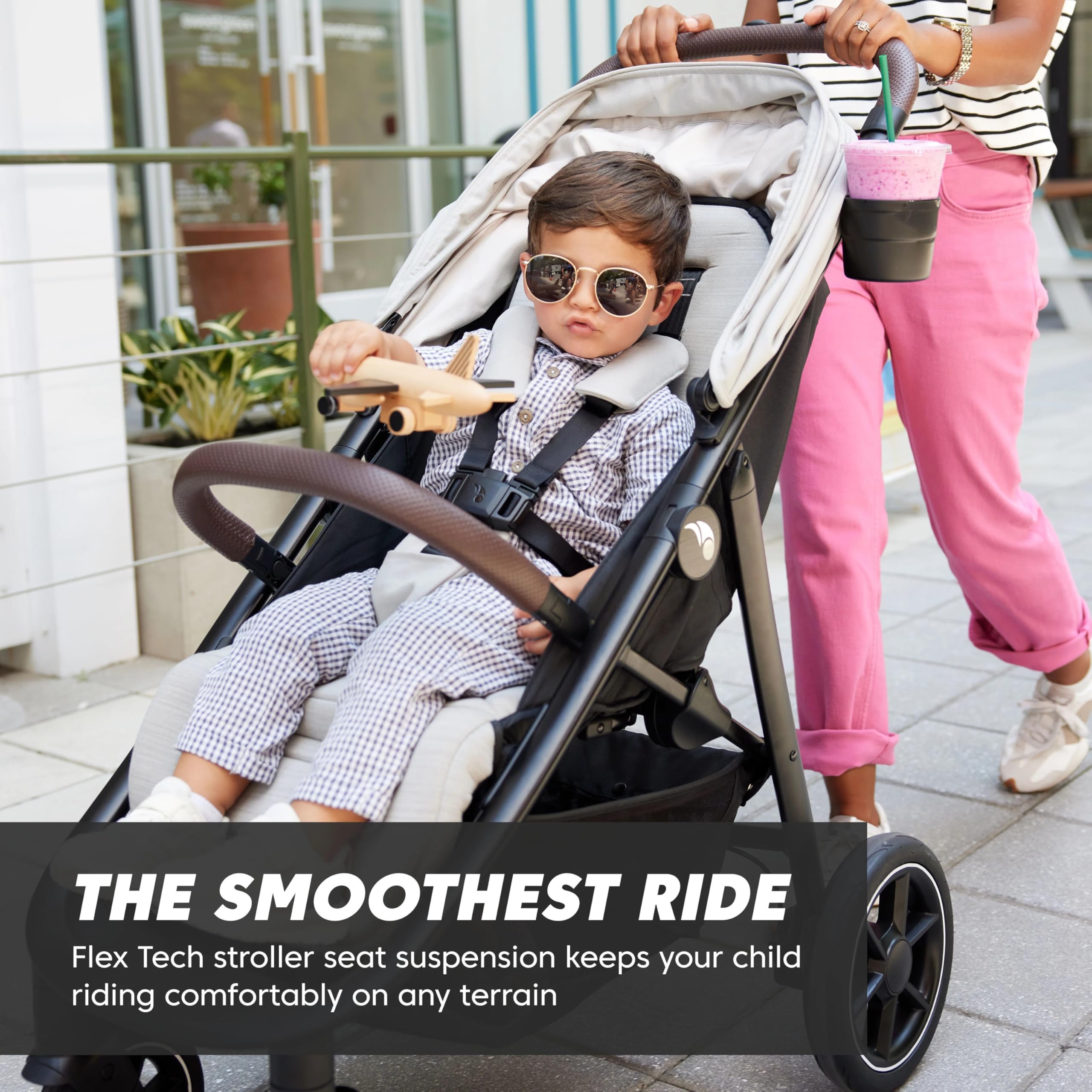 Harness Assist on City Mini Air simplifies quick harness adjustments.