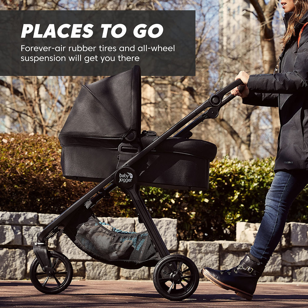 Baby Jogger City Mini GT2 hand-operated parking brake for secure stops on uneven terrain.