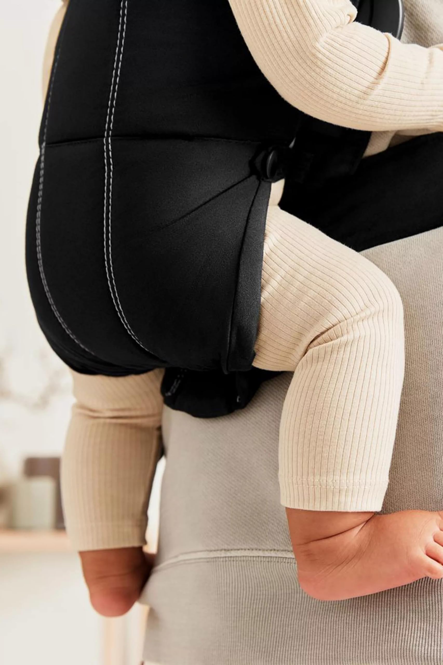 BabyBjörn Baby Carrier Mini compact design enables easy storage and quick use.