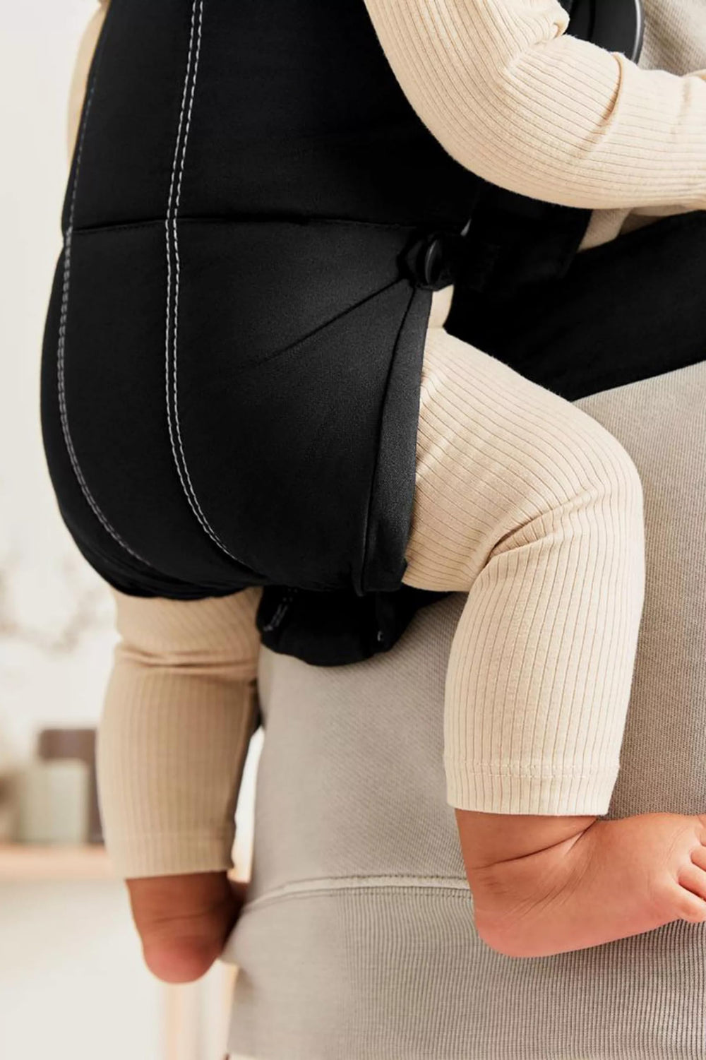 BabyBjörn Baby Carrier Mini compact design enables easy storage and quick use.