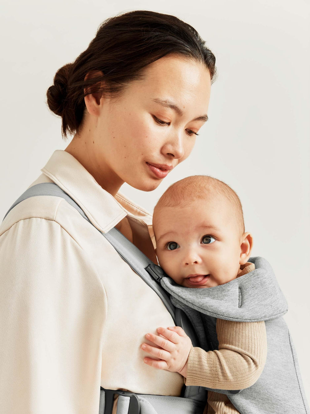 BabyBjörn Carrier Mini easy-on-off strap detail with two front-carry options