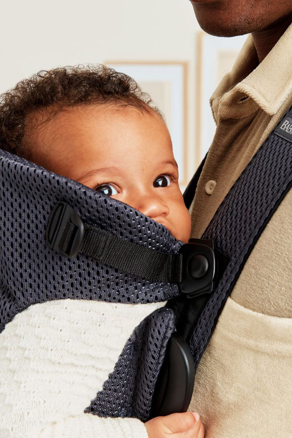 BabyBjörn Baby Carrier Mini easy-on-off feature in action for parents.