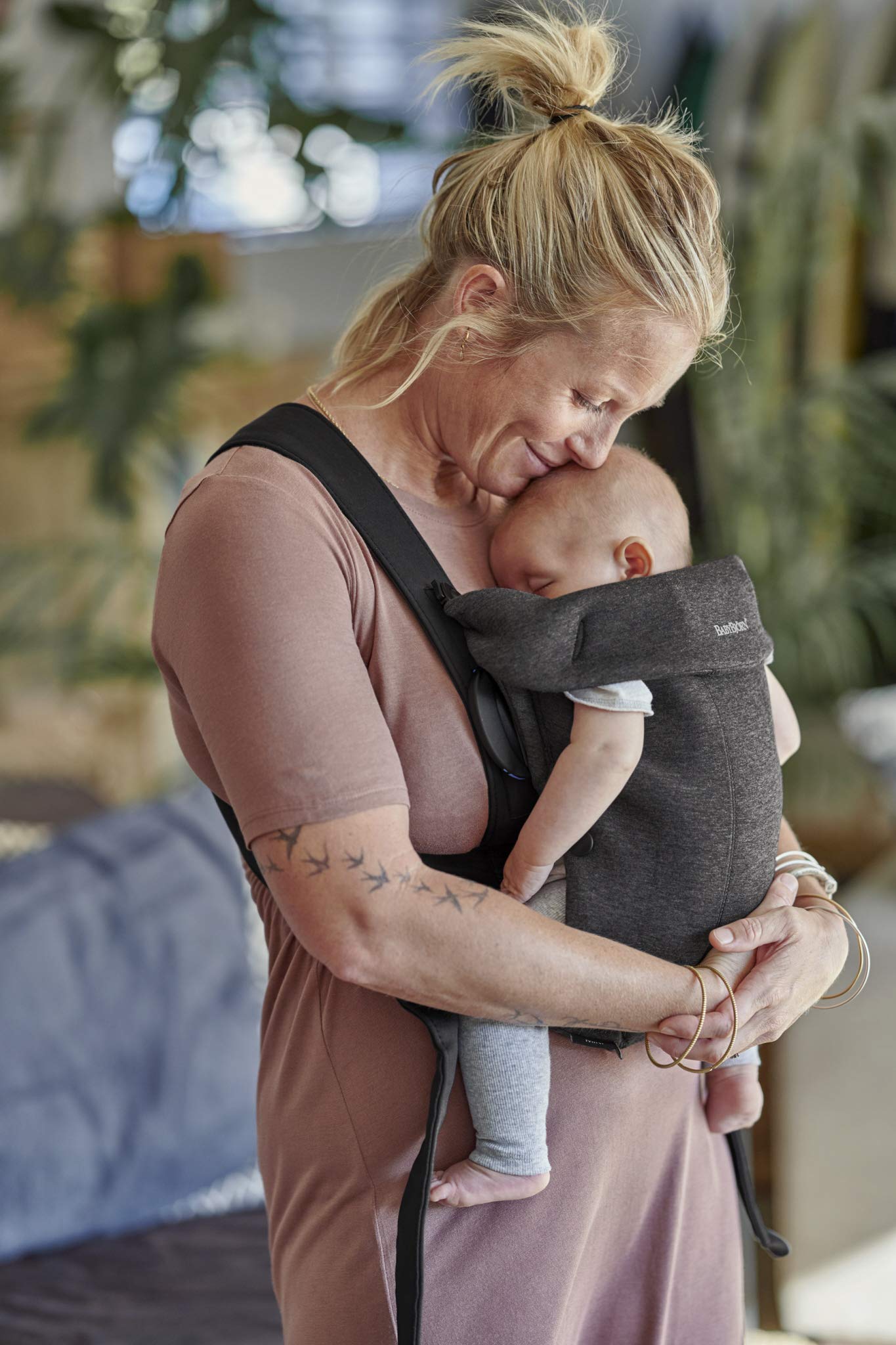 BabyBjörn Baby Carrier Mini easy-to-use design helps parents on the go.