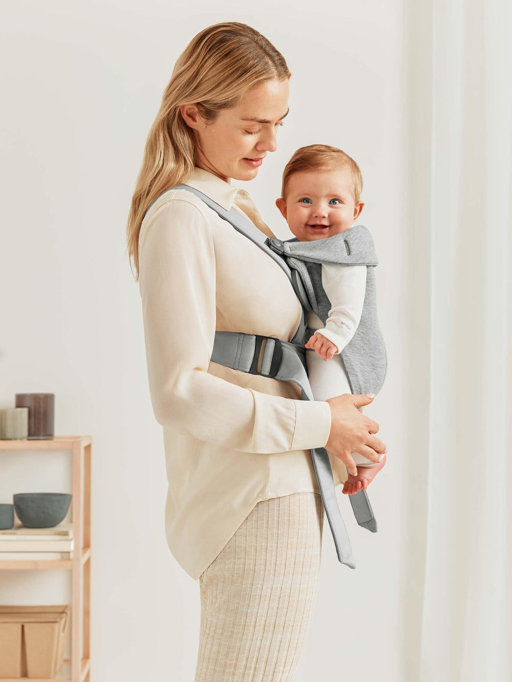 BabyBjörn Carrier Mini ergonomic-seat view shows adjustable support for growing babies