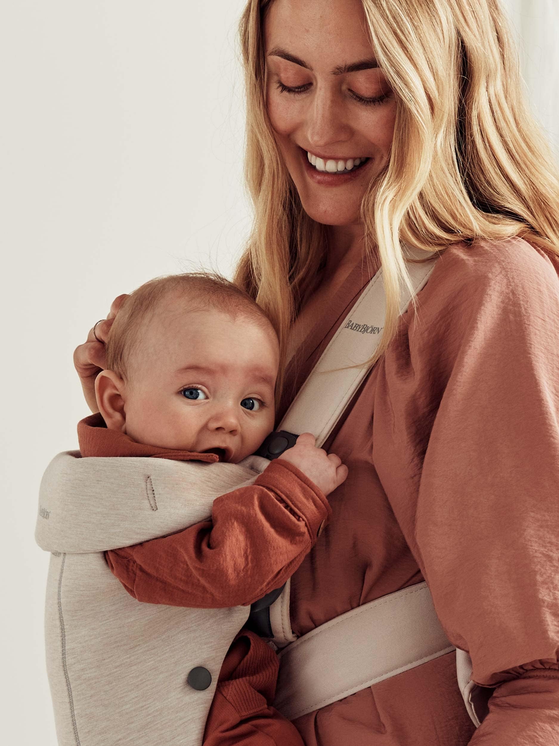 BabyBjörn Baby Carrier Mini front-carry-in-out demonstrate dual facing options for newborn comfort.