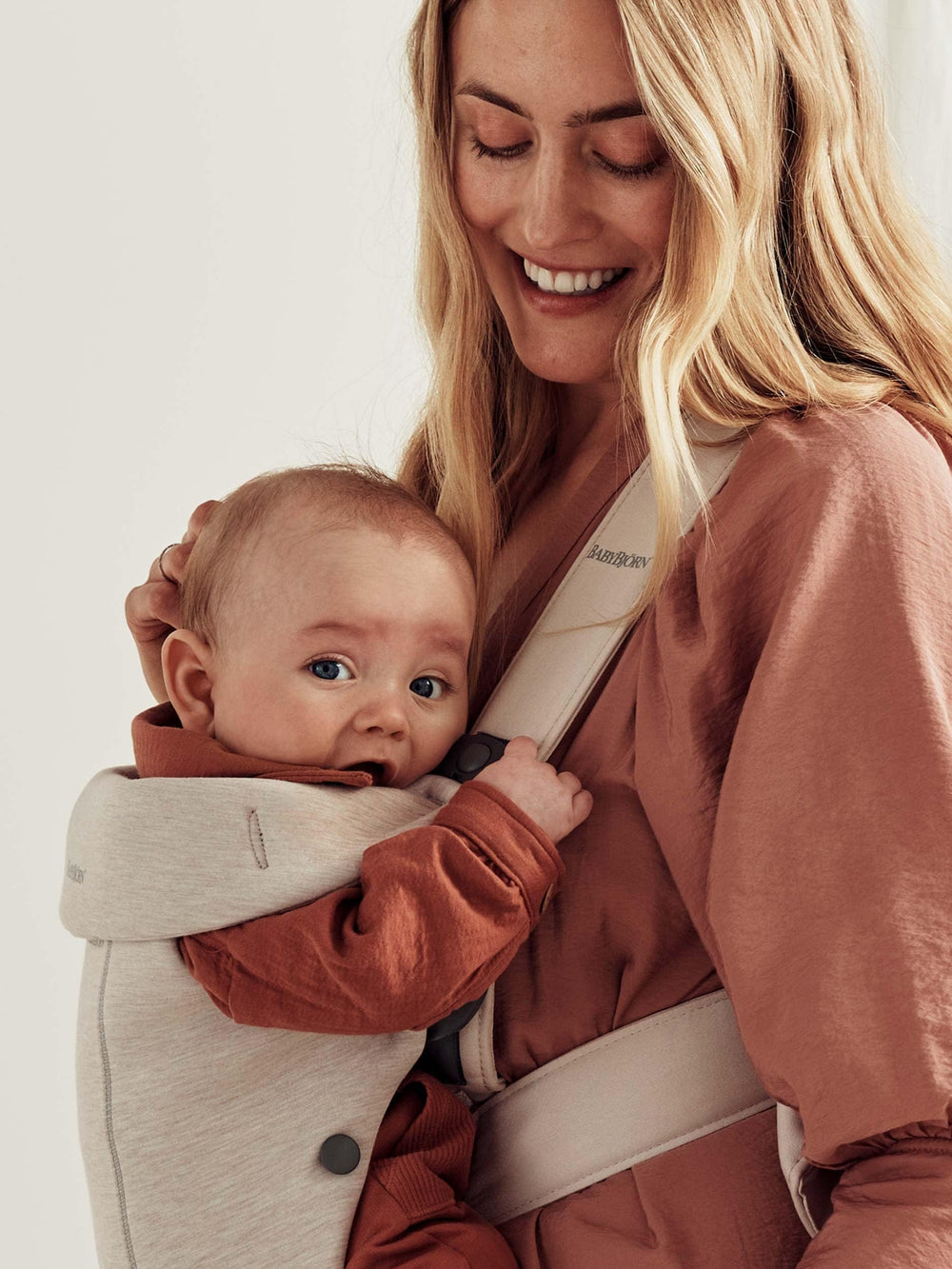 BabyBjörn Baby Carrier Mini front-carry-in-out demonstrate dual facing options for newborn comfort.