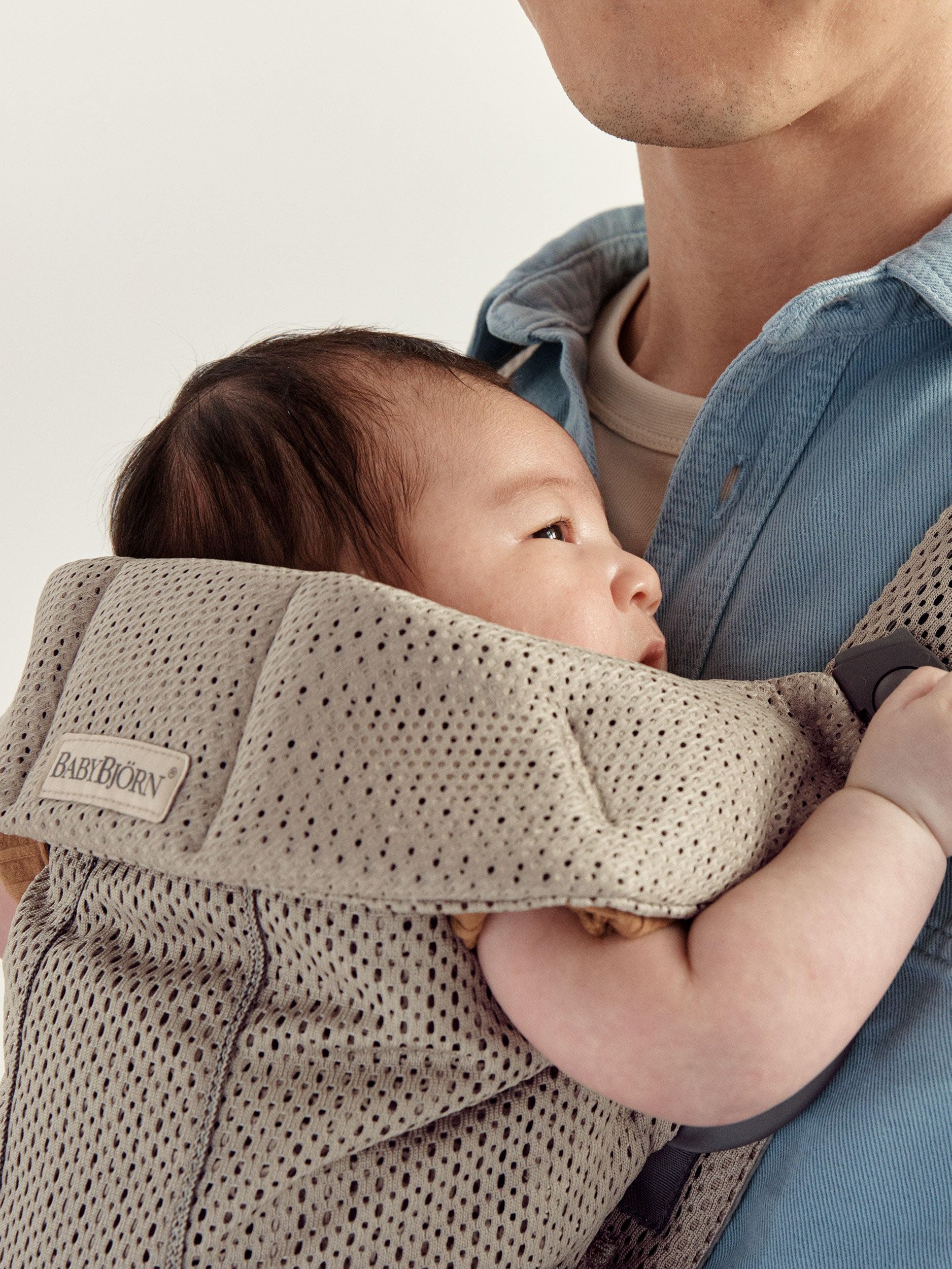BabyBjörn Mini gray-beige 3D mesh for breathable comfort